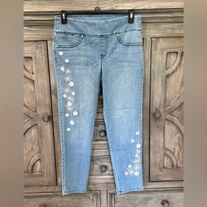 EUC Women’s STYLE & CO Lighter Wash Flower Appliqué Pull On Boyfriend Jeans (M)